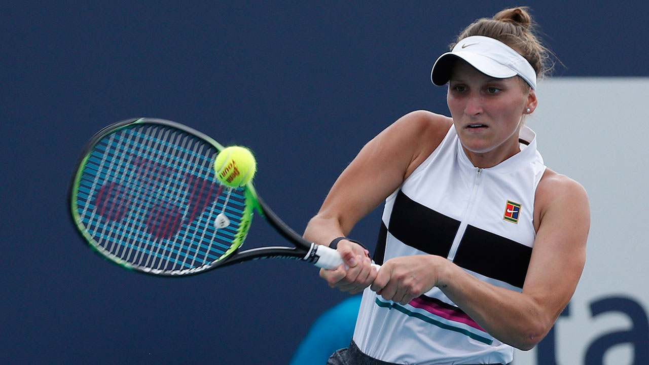 Tennis-Marketa-Vondrousova-returns-shot