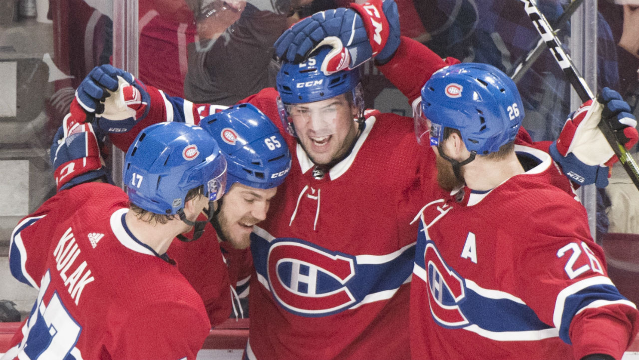 Ryan Poehling (25) dari Montreal Canadiens merayakan dengan rekan satu timnya Brett Kulak (17), Andrew Shaw (65) dan Jeff Petry (26) setelah mencetak gol ke gawang Toronto Maple Leafs selama aksi hoki NHL periode ketiga di Montreal, Sabtu, 6 April 2019 .
