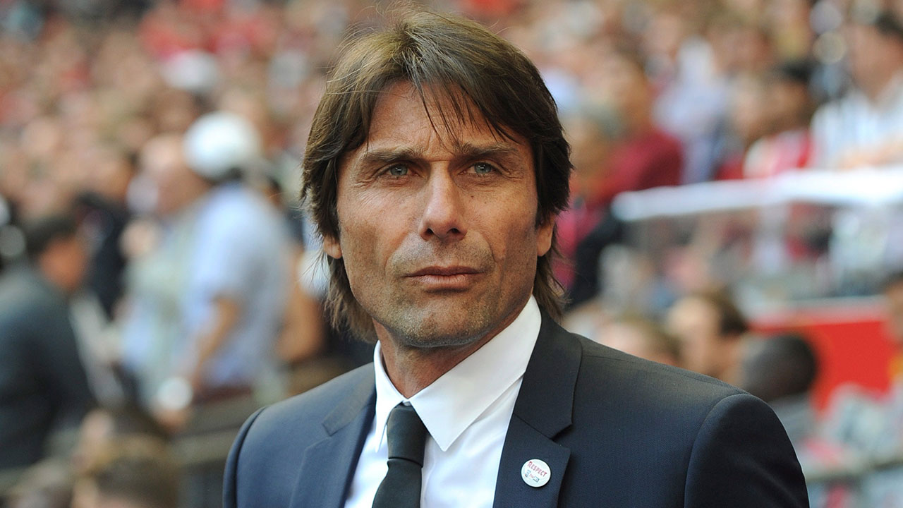 Soccer-Conte-stands-on-sideline