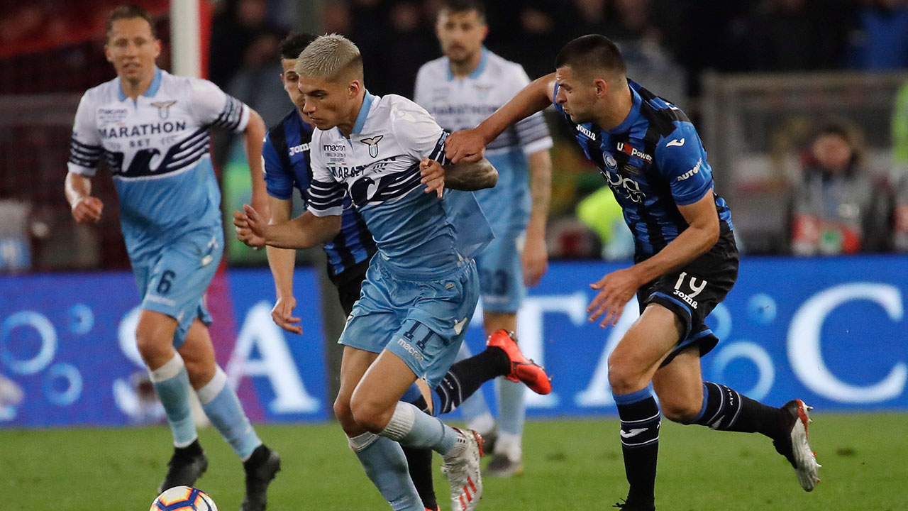 Soccer-Lazio-Correa-challenges-for-ball-against-Atalanta