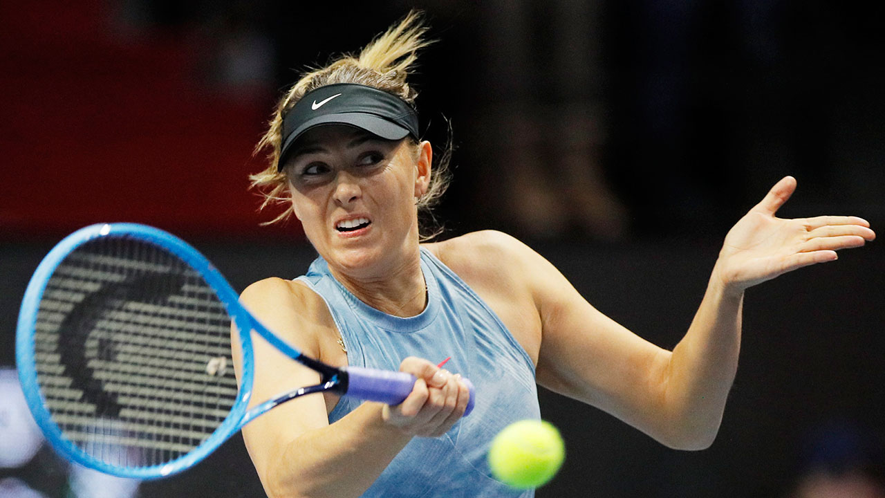 WTA-tennis-Sharapova-hits-return-shot