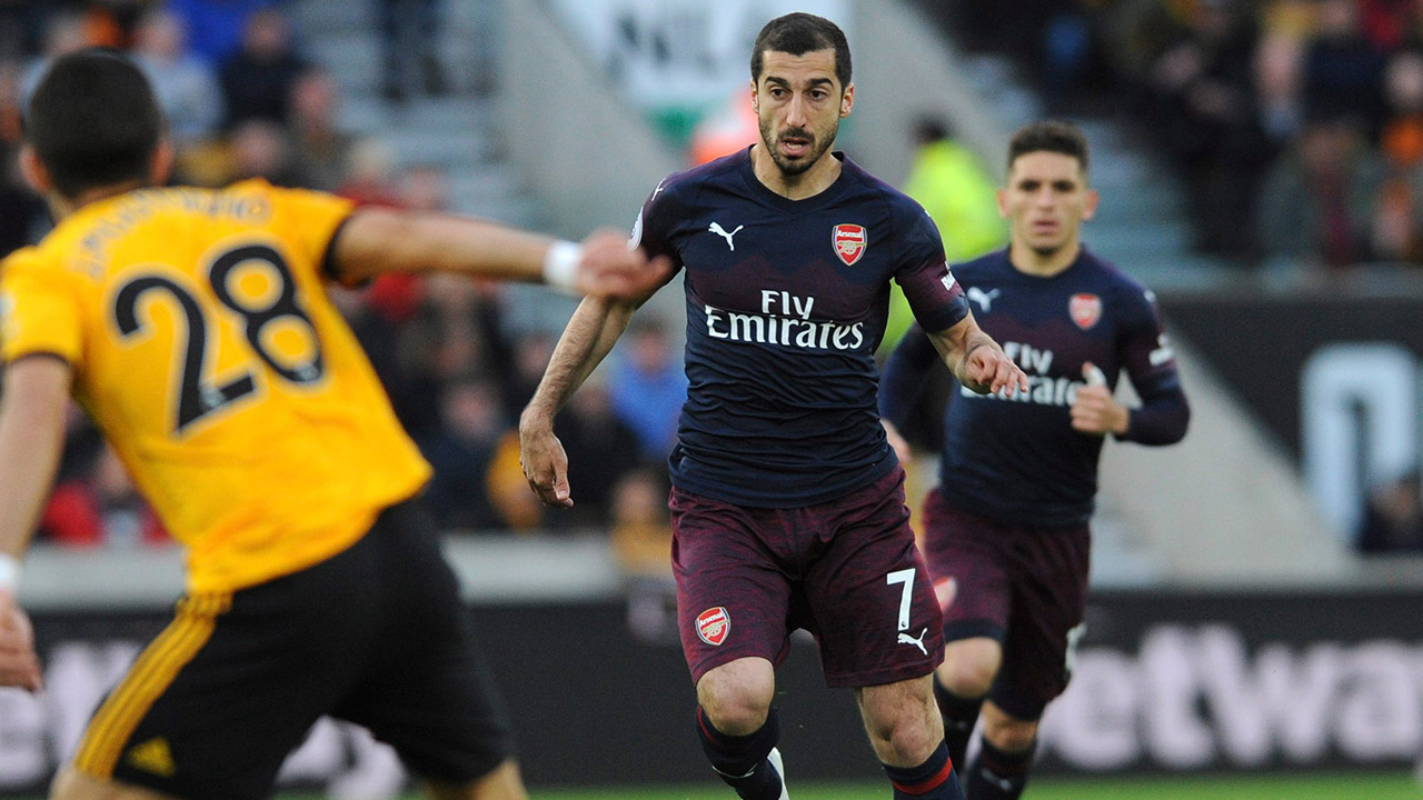 arsenals-henrikh-mkhitaryan-controls-ball-against-wolverhampton