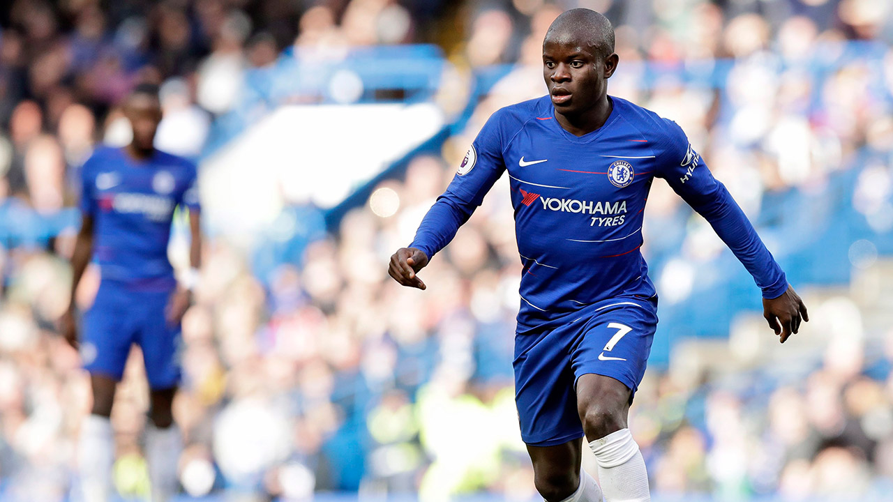 chelseas-ngolo-kante-controls-the-ball