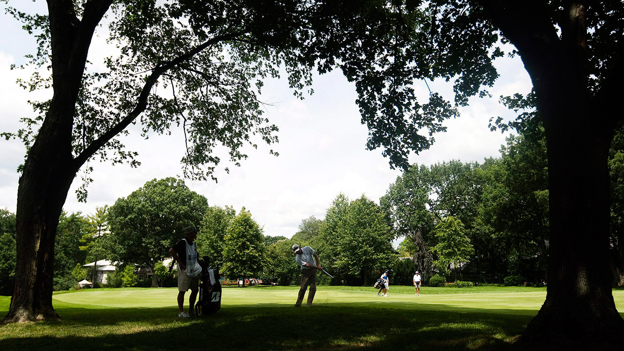 fred-couples-hits-from-rough-at-2010-canadian-open