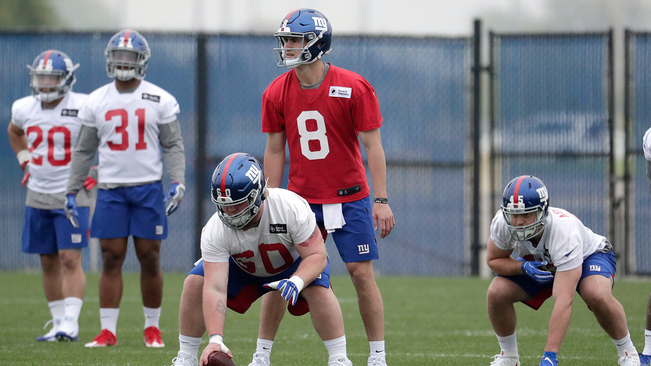 giants-quarterback-daniel-jones-under-centre-at-minicamp