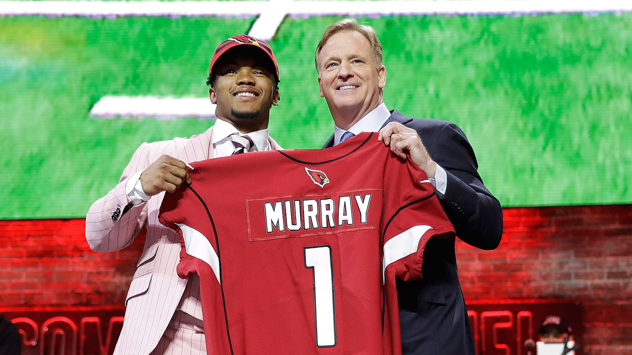 kyler-murray-poses-with-roger-goodell-at-nfl-draft