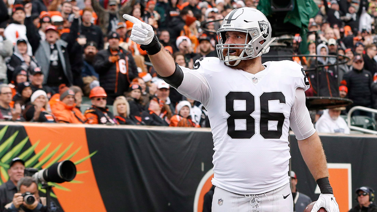 raiders-tight-end-lee-smith-celebrates-touchdown