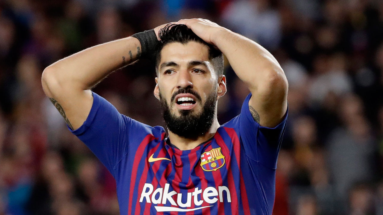 Barcelona's Luis Suarez reacts after a missed scoring opportunity. (Emilio Morenatti/AP)