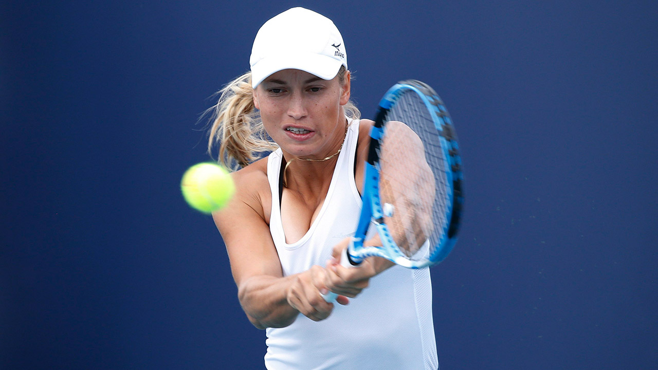 yulia-putintseva-hits-a-shot