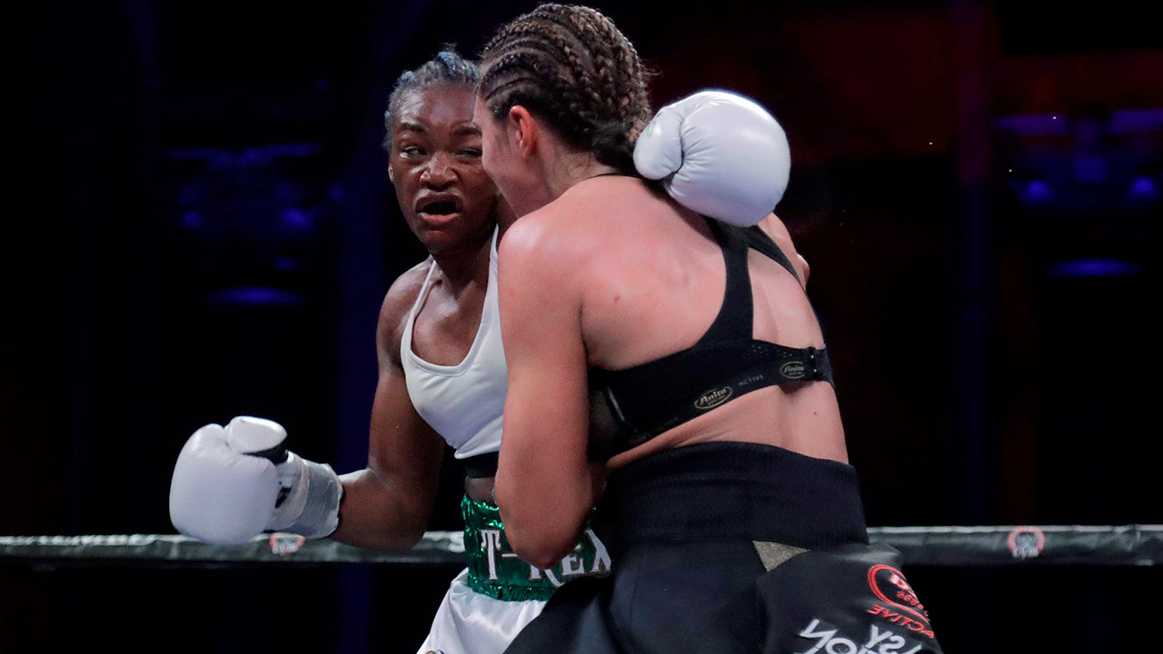 Claressa-Shields-punches-Christina-Hammer-during-title-fight