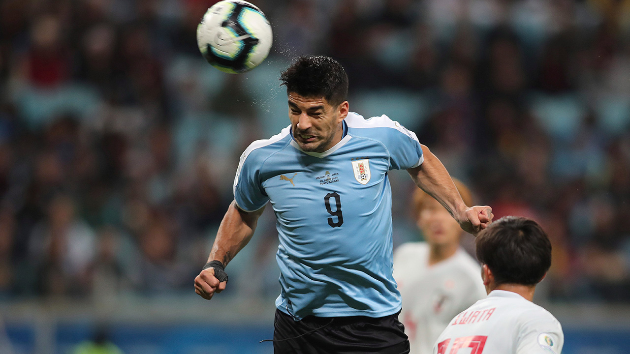 Luis Suárez welcomed by 30,000 fans at Brazil's Gremio arena