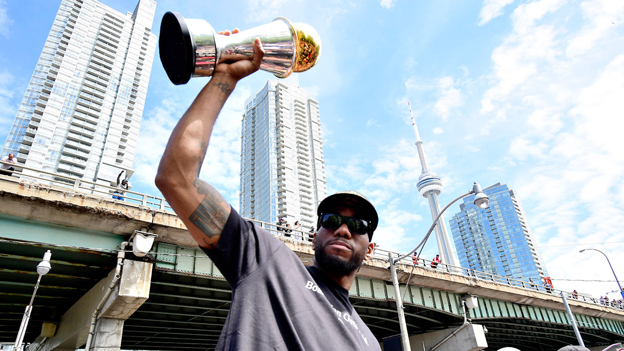 NBA-Raptors-Leonard-poses-at-parade