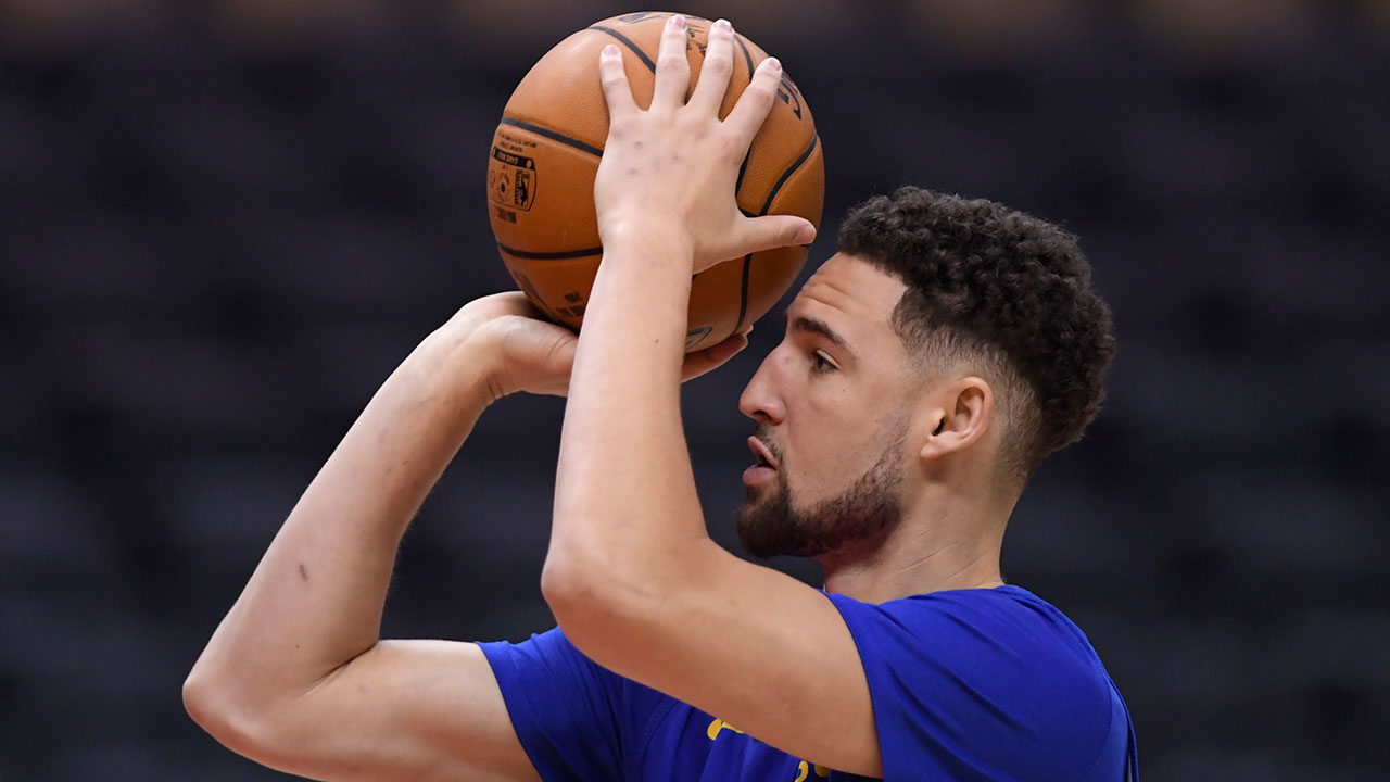 NBA-Warriors-Thompson-shoots-during-practice