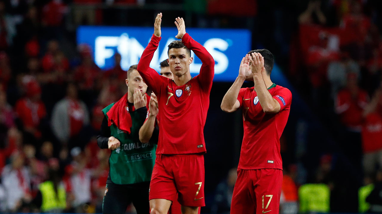 Soccer-Ronaldo-applauds-fans-after-win