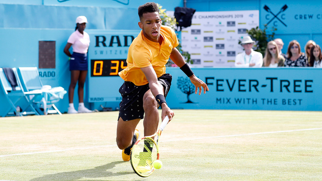 candas-felix-auger-aliassime-returns-ball-at-queens-club