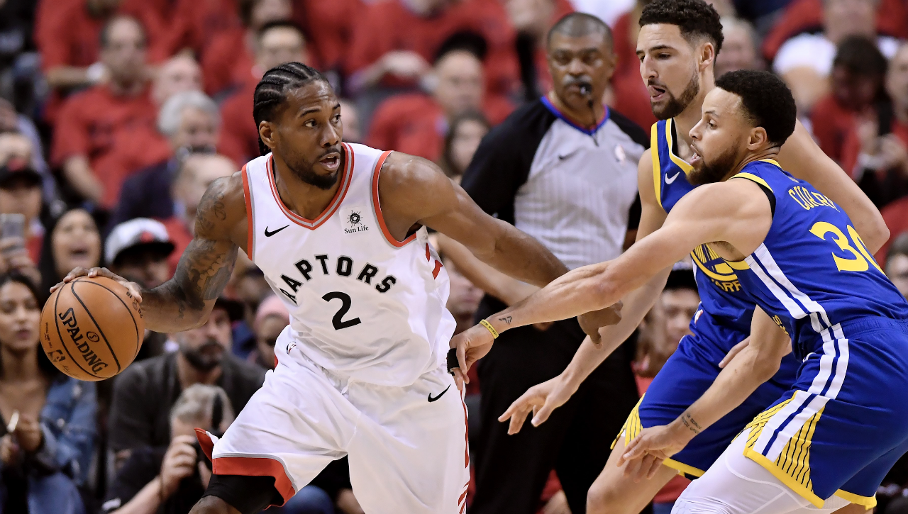 Toronto-Raptors-forward-Kawhi-Leonard-(2)-looks-for-a-way-out-under-pressure-from-Golden-State-Warriors-guard-Stephen-Curry-(30)-and-teammate-Klay-Thompson-(11)-during-first-half-Game-2-NBA-Finals-action,-in-Toronto-on-Sunday,-June-2,-2019.-(Frank-Gunn/CP)