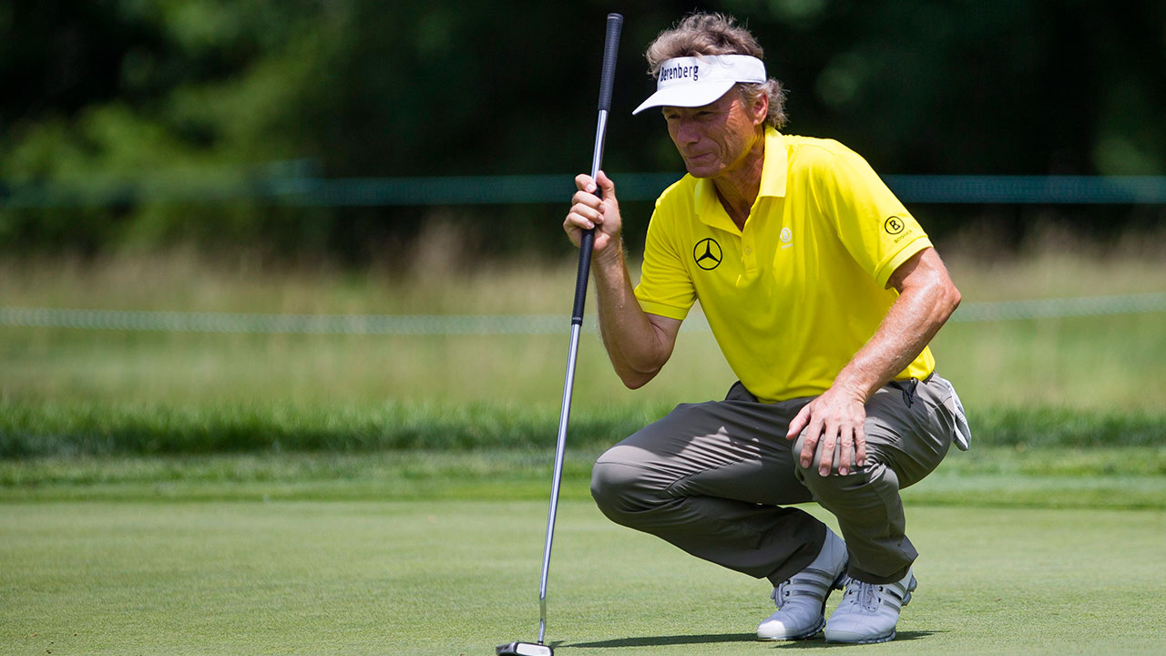 Bernhard Langer lines up a putt. (Michael Caterina/South Bend Tribune via AP)