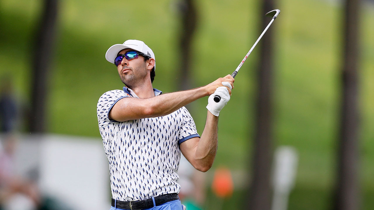 Golf-Tringale-hits-shot