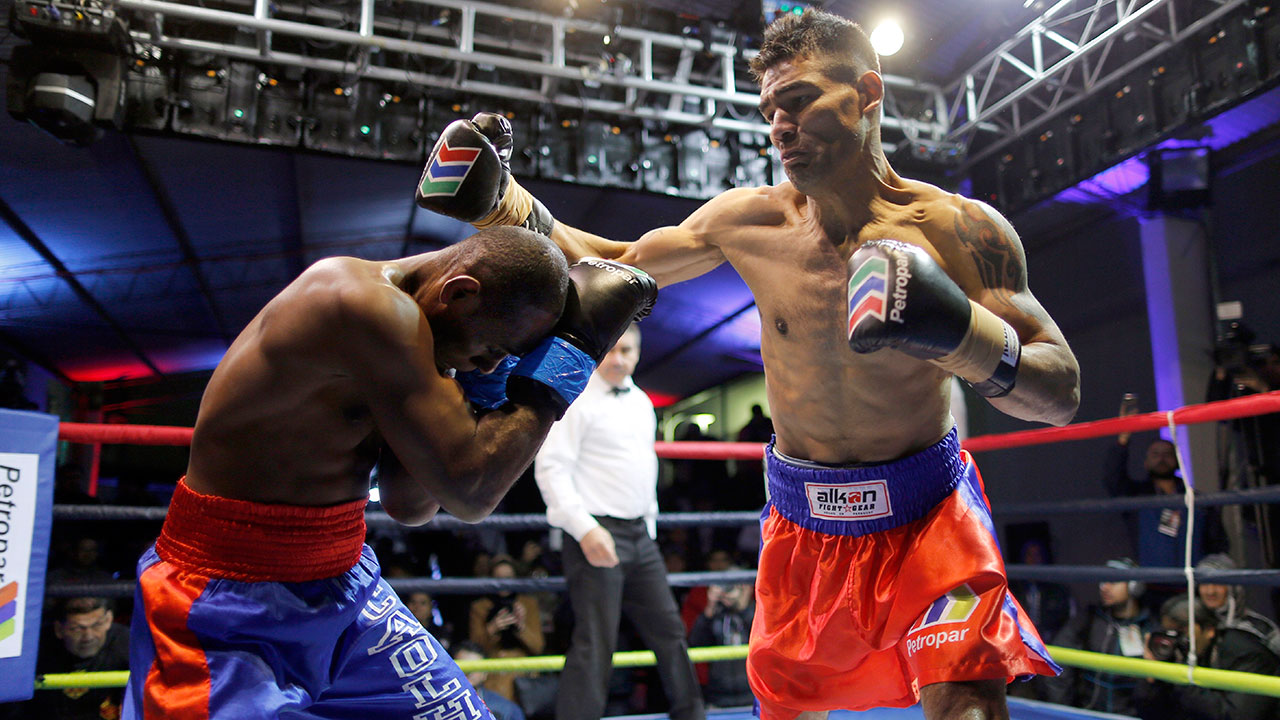 Paraguayan-boxer-Richard-Moray-punches-Carlos-Santos-de-Jesus-during-prison-tournament