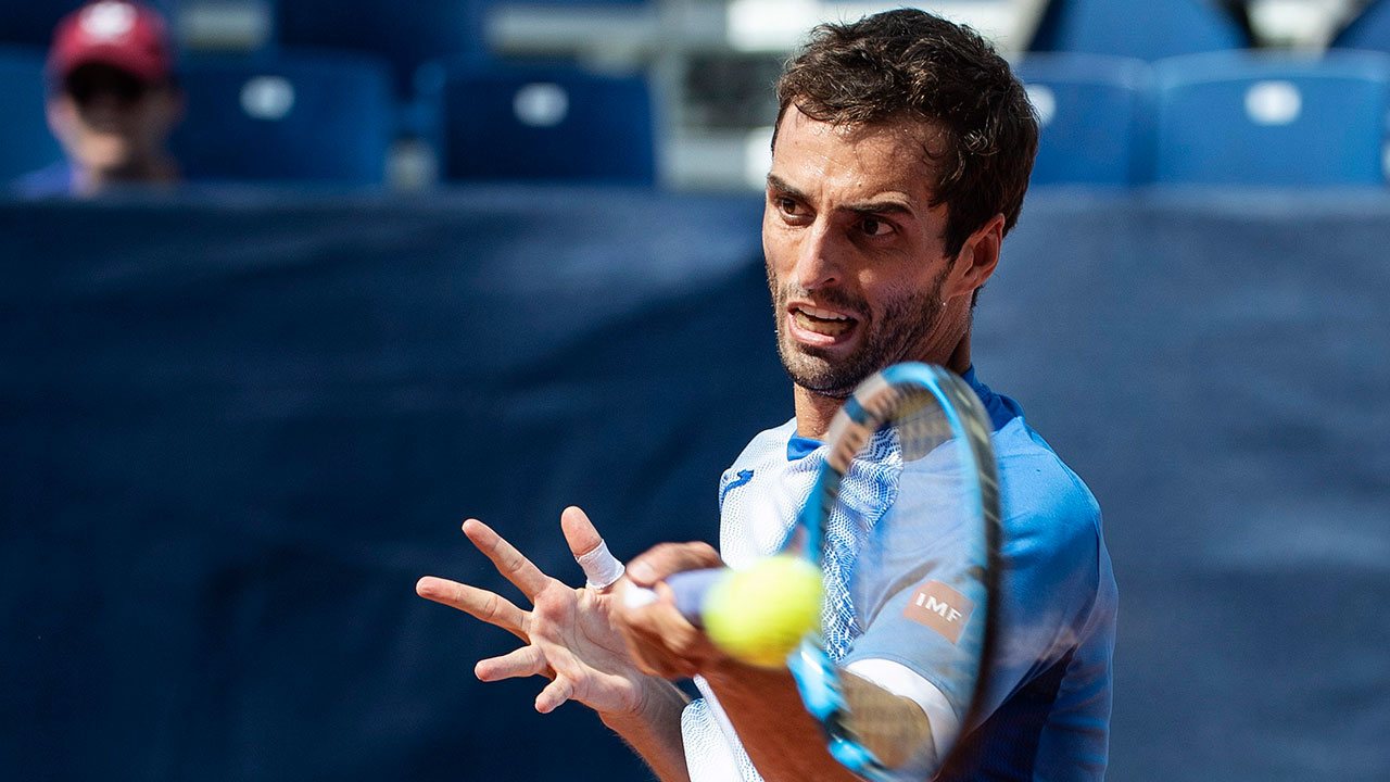 Tennis-Ramos-Vinolas-hits-return-shot