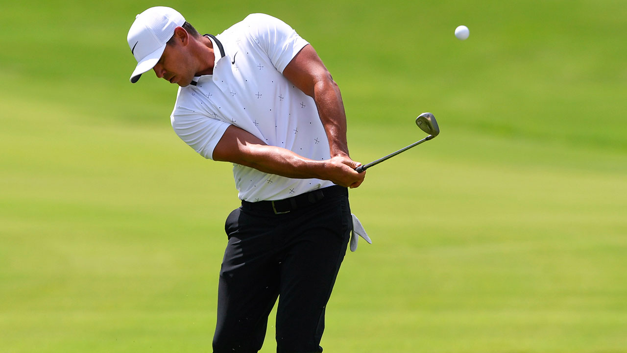 Golf-PGA-Koepka-chips-shot