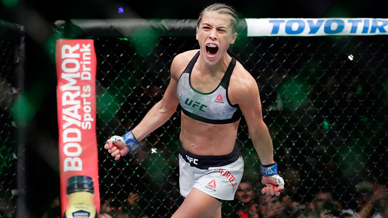 Joanna-Jedrzejczyk-runs-around-ufc-octagon