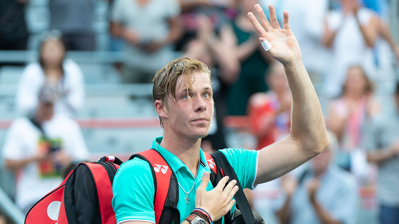 Tennis-ATP-Shapovalov-waves-to-crowd