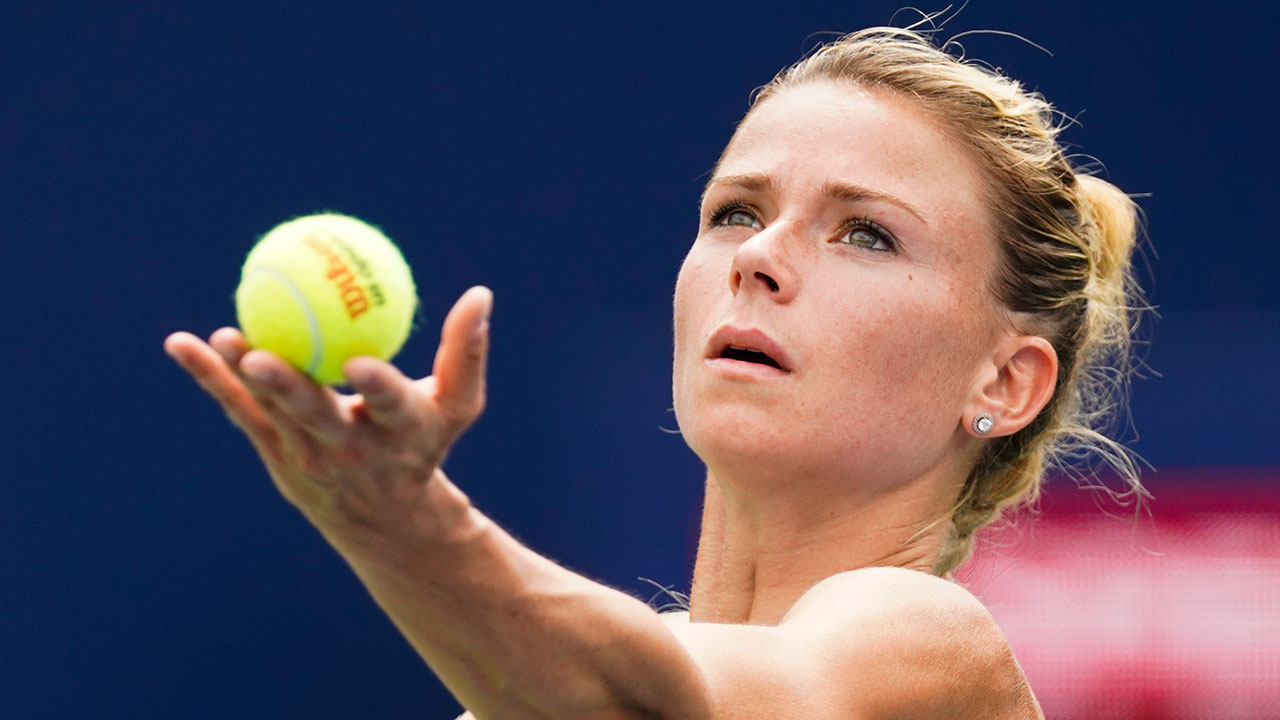 Tennis-Giorgi-serves