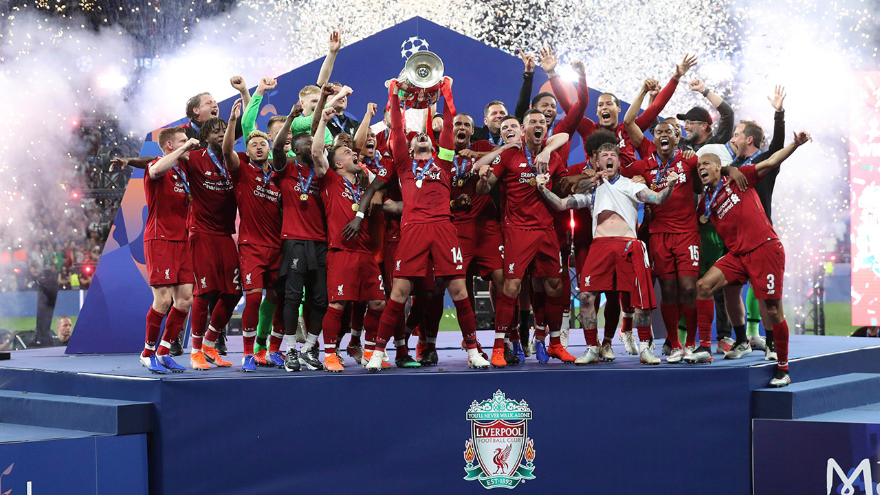 liverpools-jordan-henderson-lifts-champions-league-trophy-with-teammates