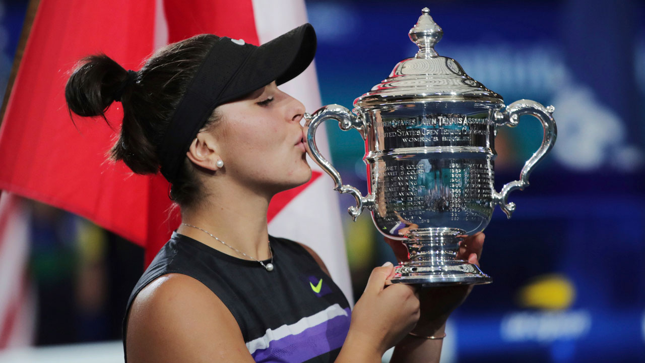 andreescu-us-open-trophy-kiss