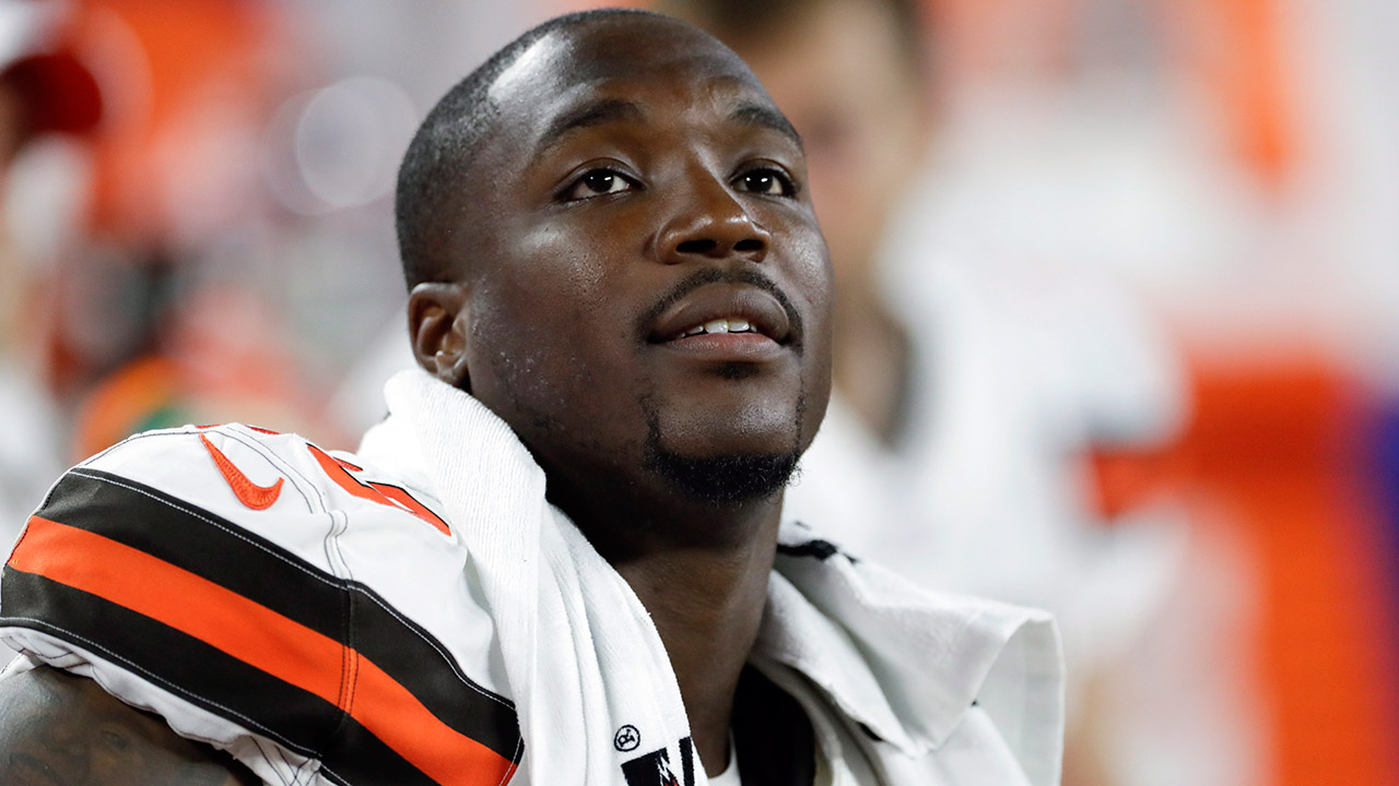 browns-defensive-end-chris-smith-on-sidelines