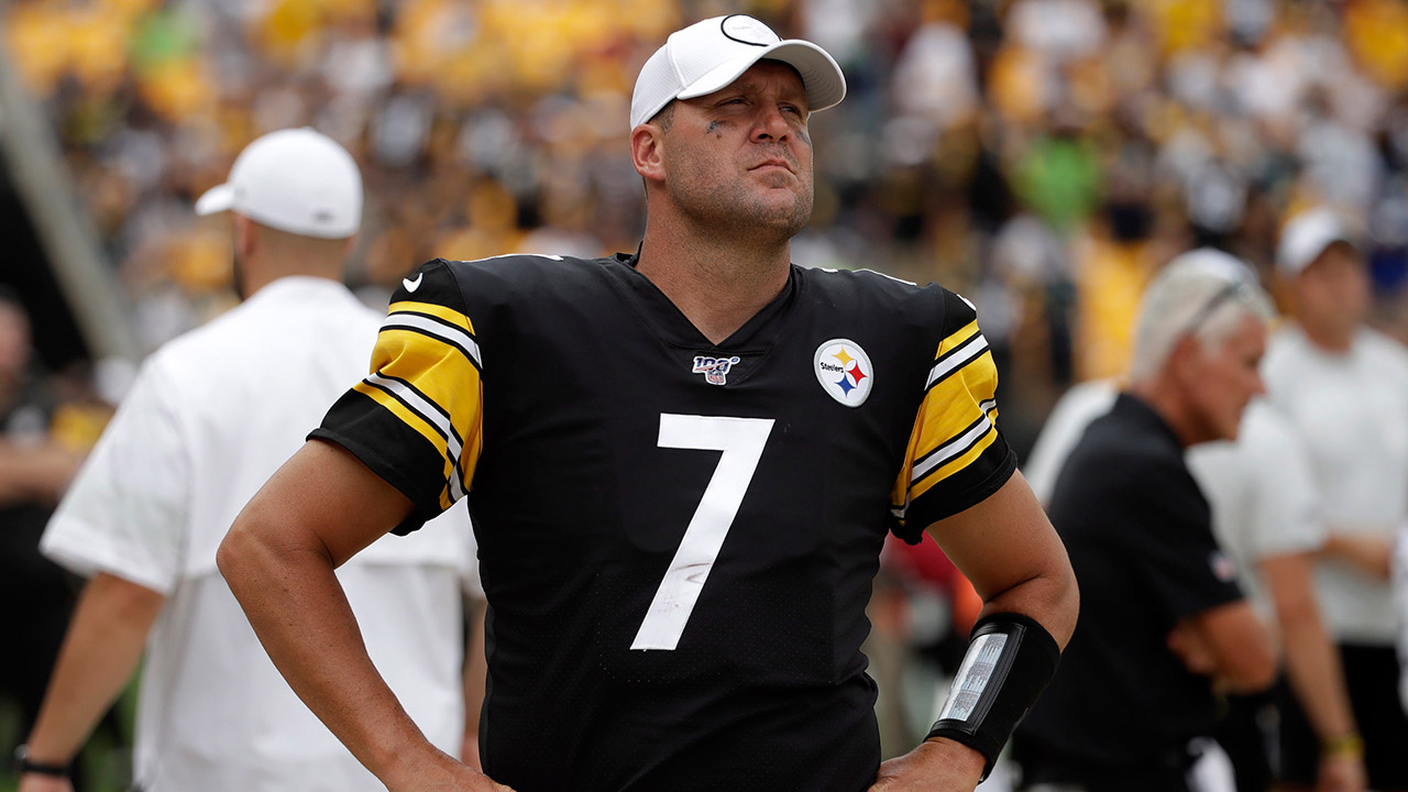 steelers-ben-roethlisberger-stands-on-the-sideline