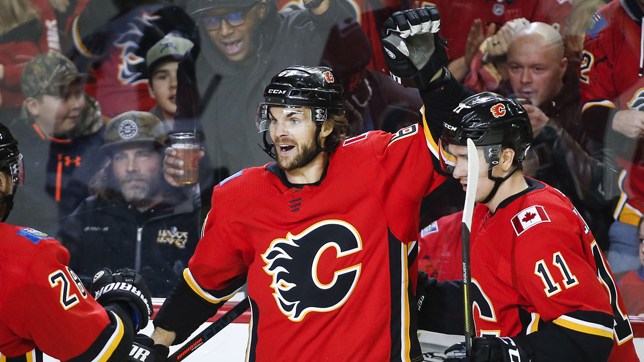 Frolik's big night in his 800th helps Calgary get back to .500