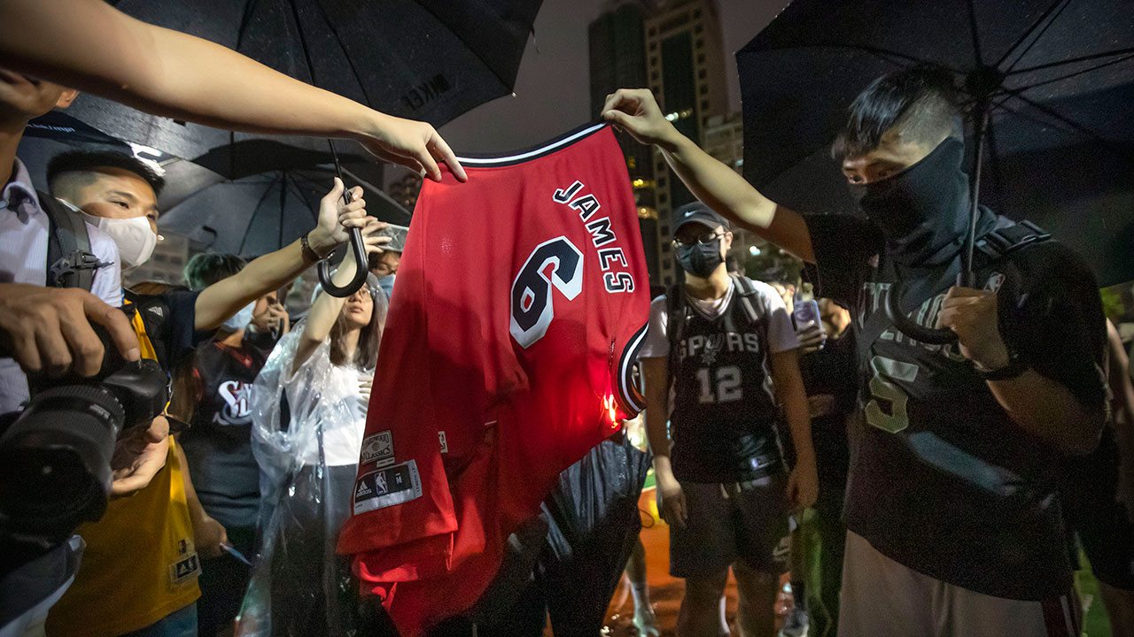 lebron james king kong picture