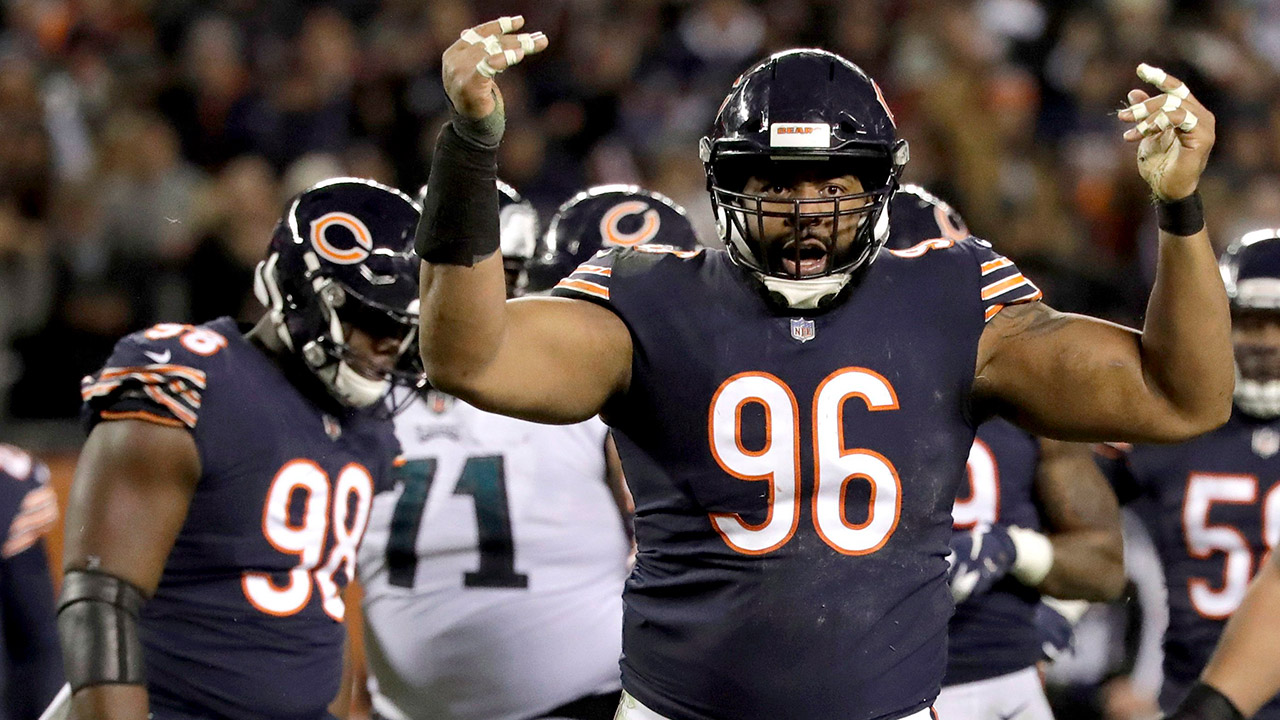 bears-akiem-hicks-celebrates-tackle-against-eagles