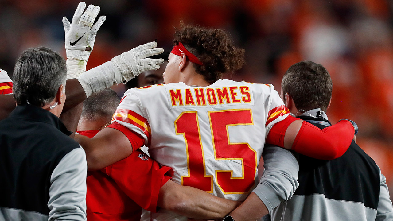 chiefs-patrick-mahomes-helped-off-field