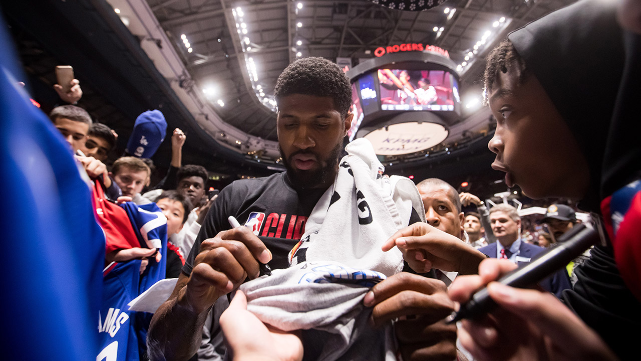 clippers-paul-george-signs-autographs