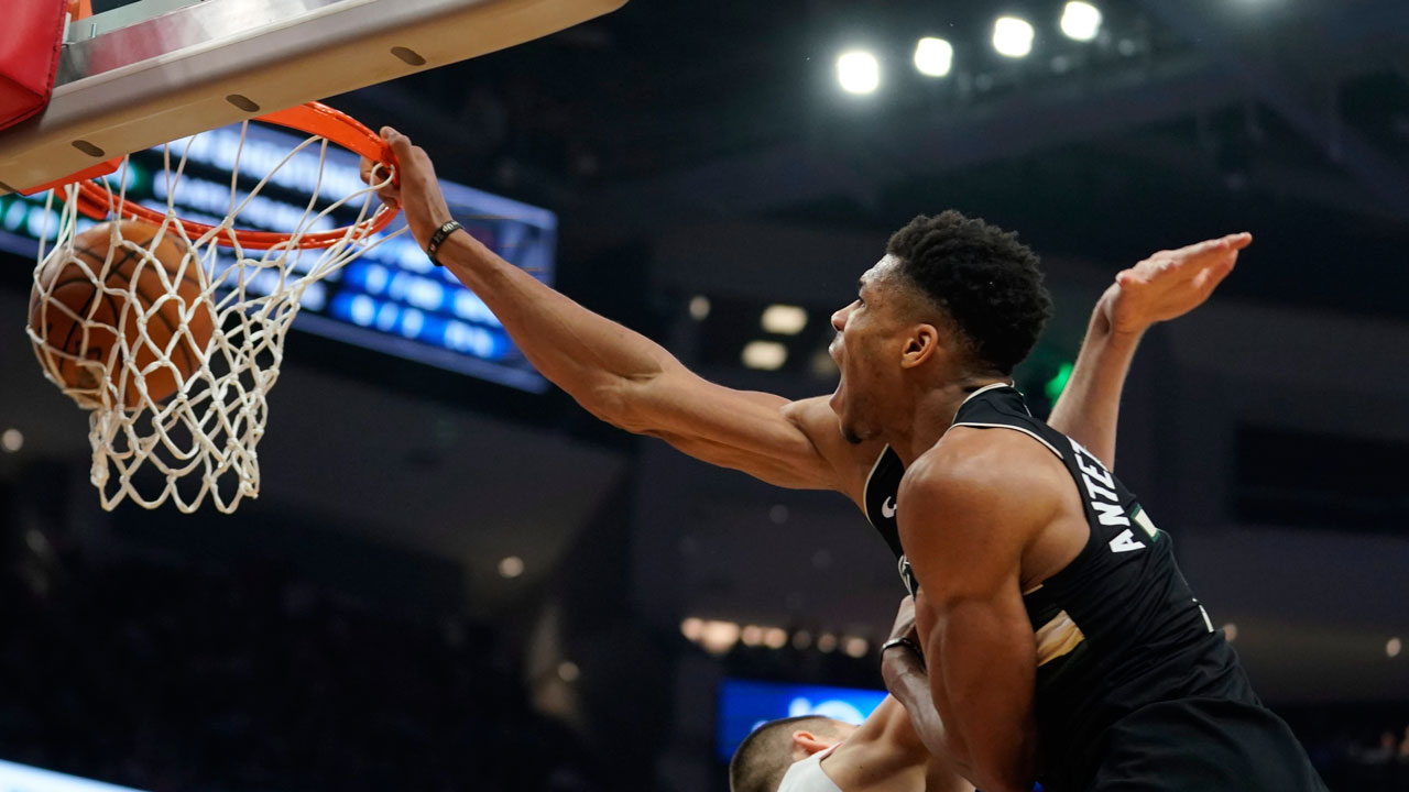 giannis-Antetokounmpo-dunks-ball