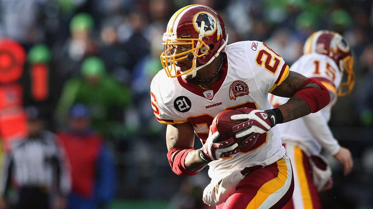 washington-running-back-clinton-portis-runs-with-the-ball