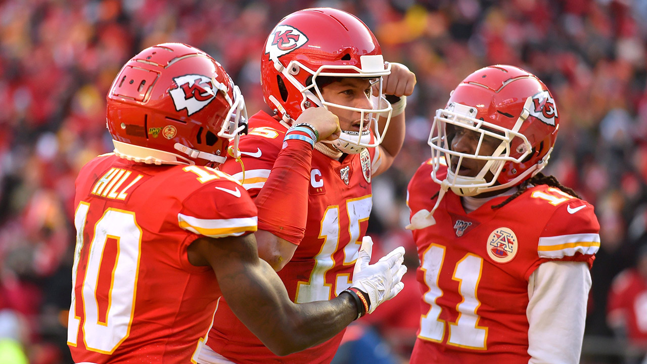 chiefs-patrick-mahomes-celebrates-touchdown-with-teammates
