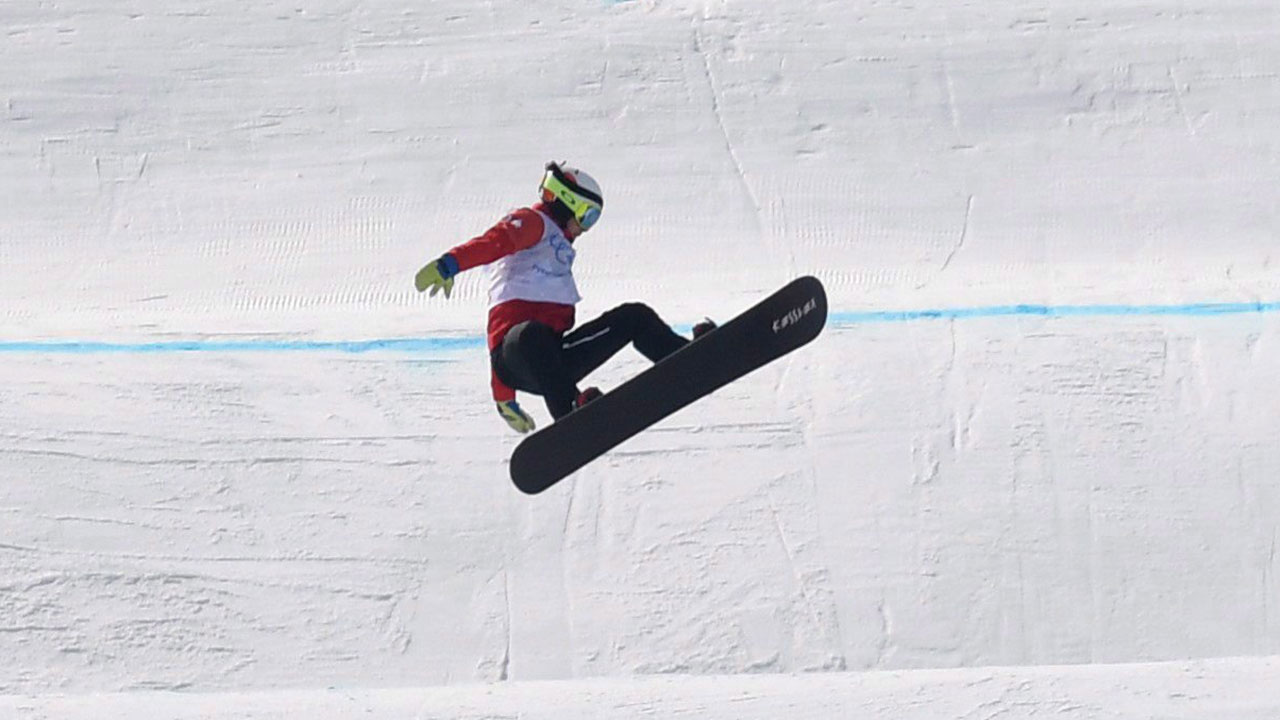 Canada's Eliot Grondin competes in a men's snowboard cross heat at the Phoenix Snow Park at the 2018 Winter Olympic Games in Pyeongchang, South Korea, Thursday, Feb. 15, 2018. (Jonathan Hayward/CP)