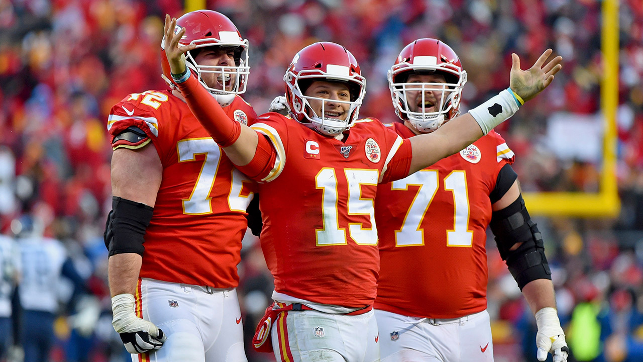 patrick-mahomes-celebrates-chiefs-touchdown-with-teammates