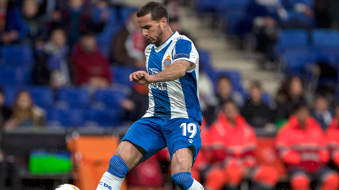 espanyols-pablo-piatti-kicks-ball