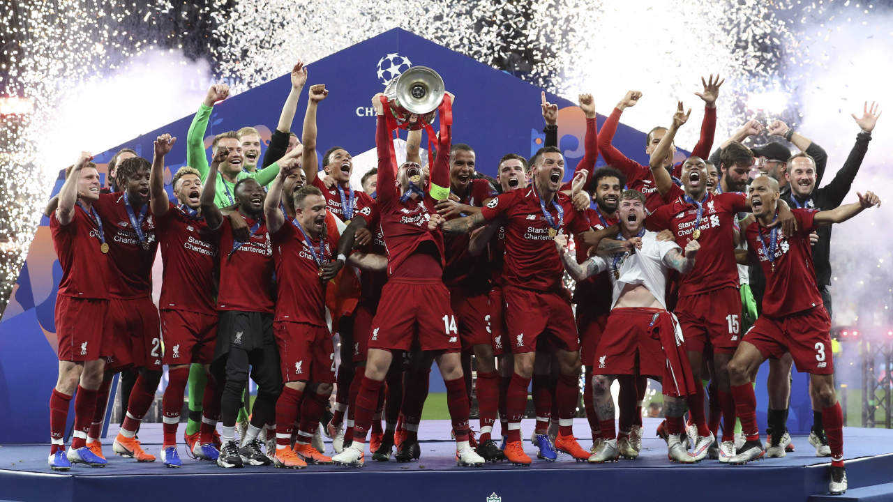 liverpool-lifts-champions-league-trophy