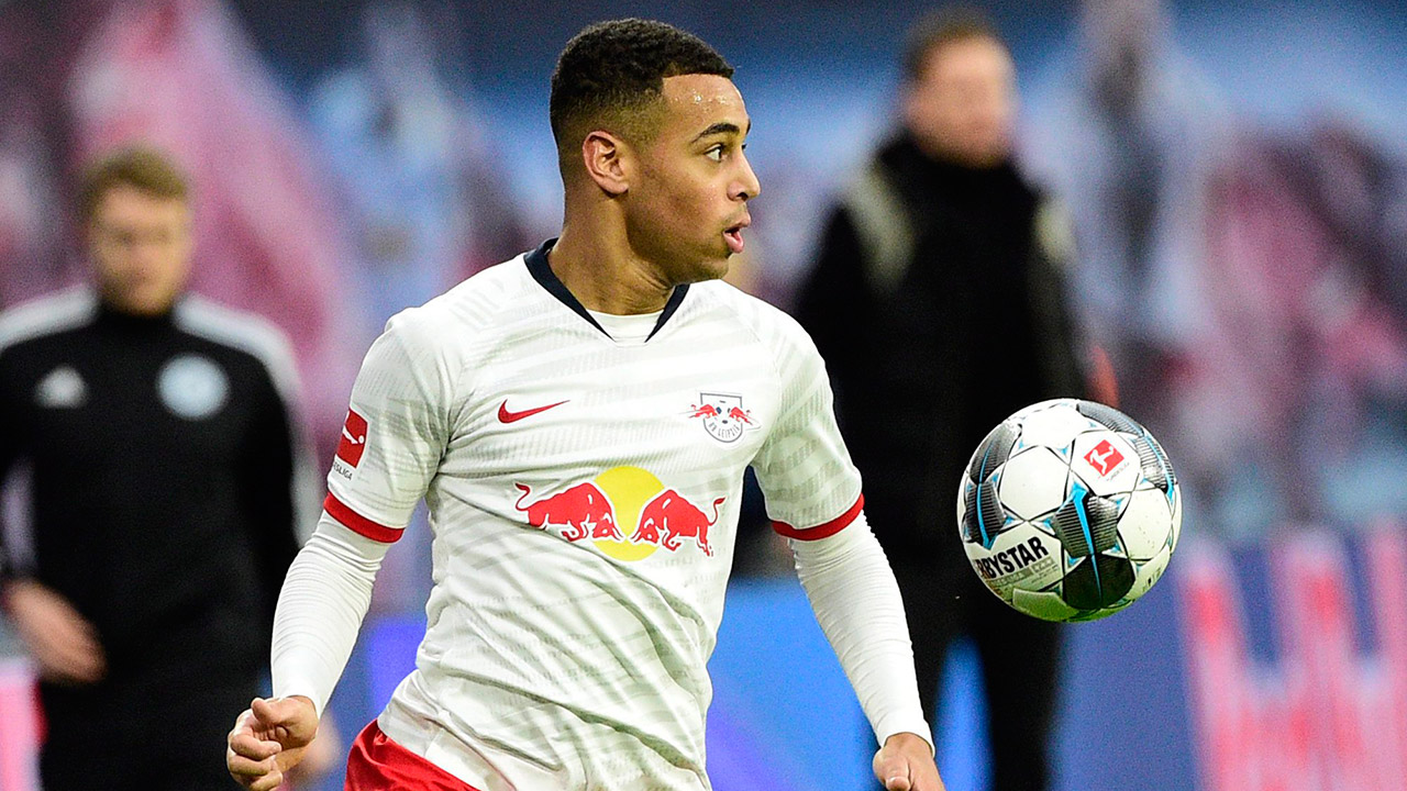 rb-leipzigs-tyler-adams-controls-ball