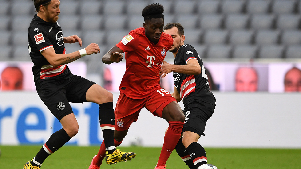 bayerns-alphonso-davies-with-ball-against-fortuna