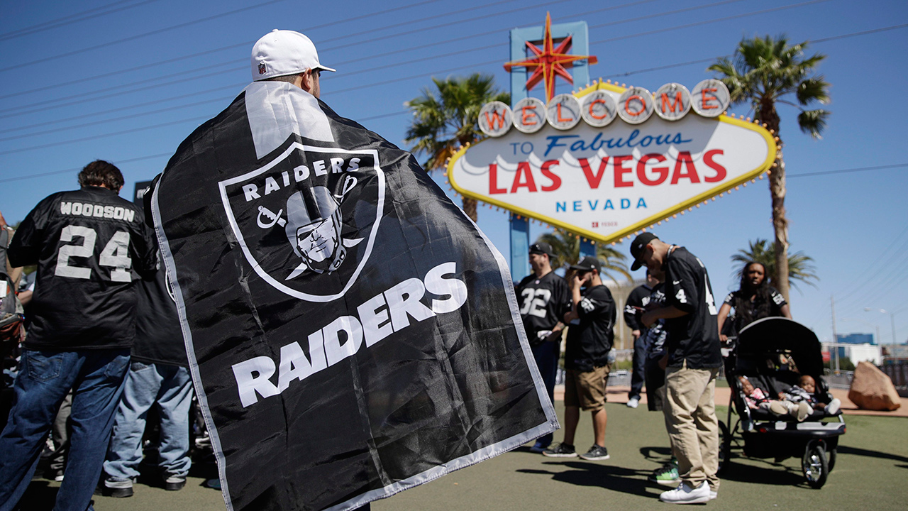 raiders-fans-vegas-sign