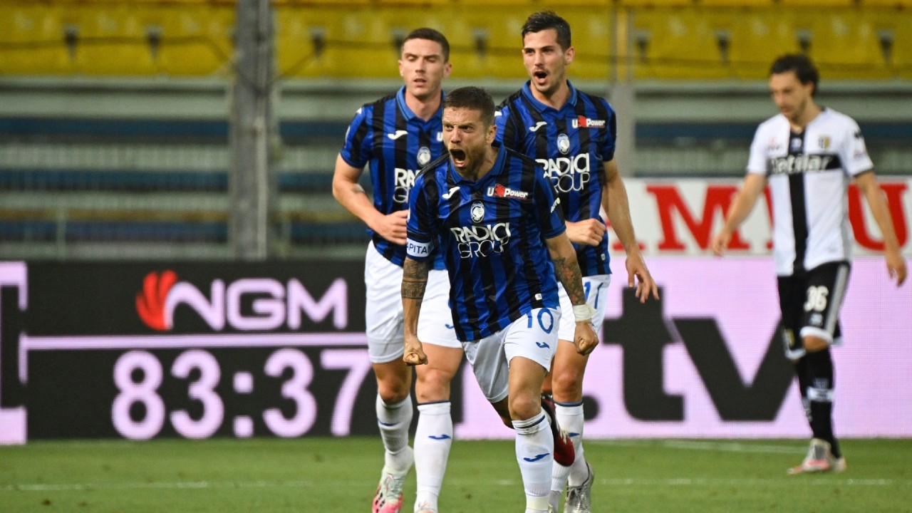 Atalanta's Alejandro Gomez, centre, celebrates after he scored his side's first goal during a Serie A soccer match against Parma. (Massimo Paolone/LaPresse via AP)