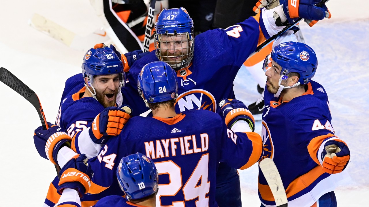 Martin, Komarov score as Islanders beat Flyers to 
