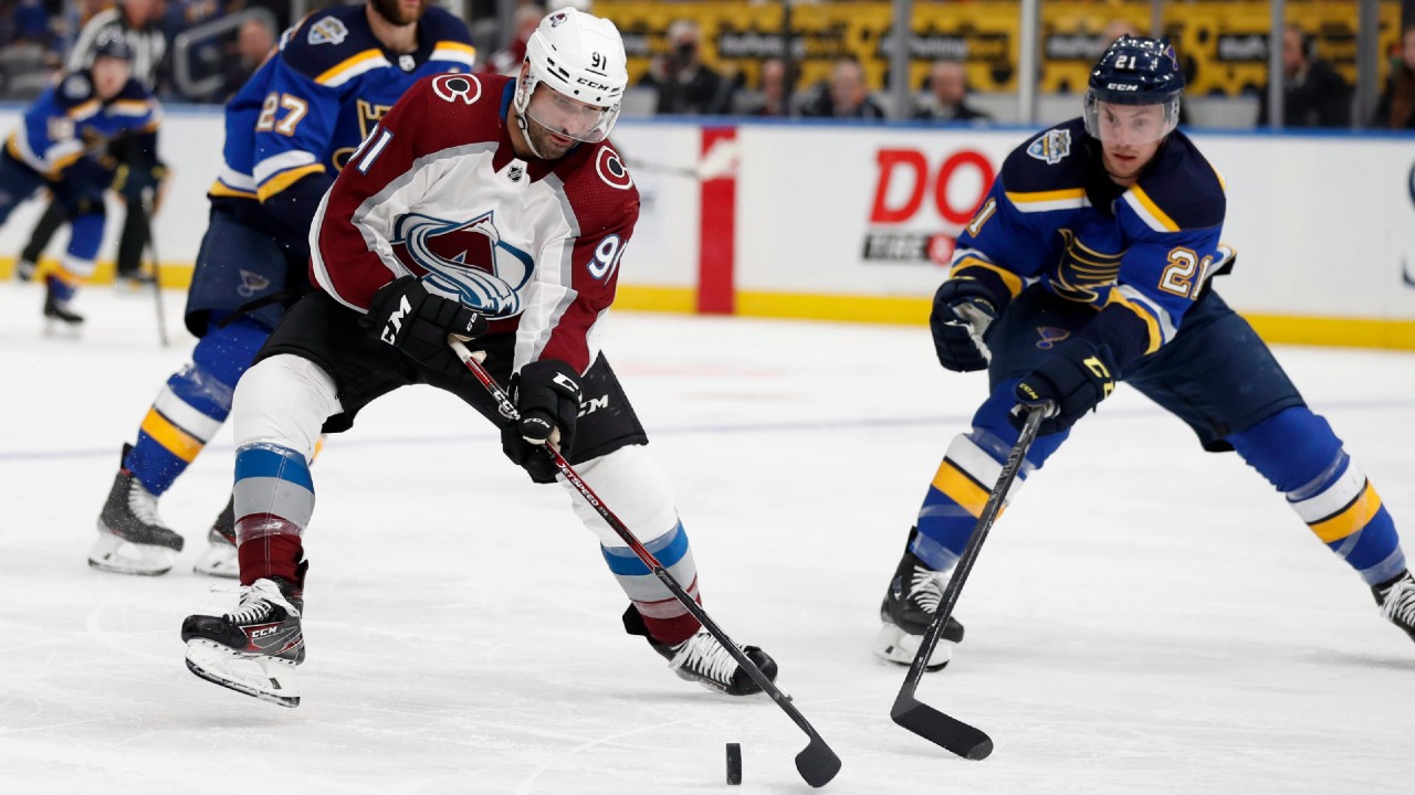 Colorado Avalanche centre Nazem Kadri (91) handles the puck as St. Louis Blues centre Tyler Bozak (21) defends. (Jeff Roberson/AP)